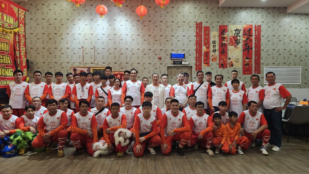 本市周馆仁义堂龙狮团举行关圣帝君宝诞暨仁义堂先师周龙宝诞联欢聚会合照。图：心雨