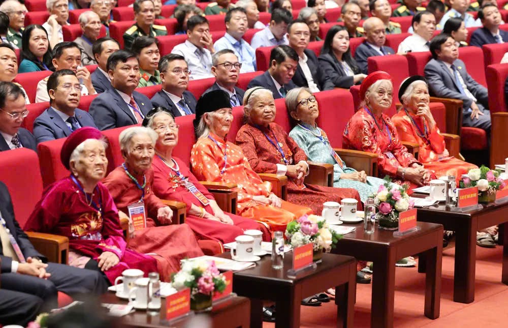 2026年全国致敬革命有功者会议上的越南英雄母亲。图：光福