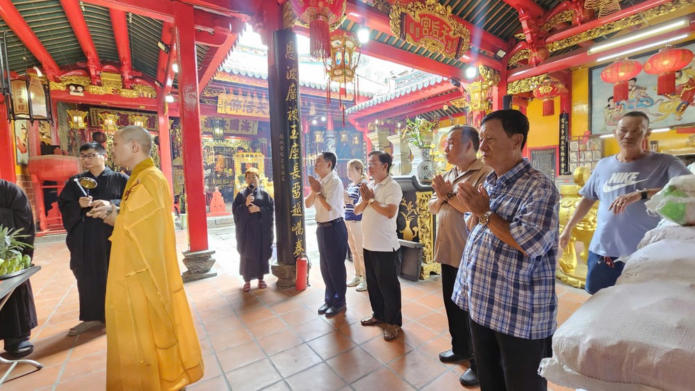 福建霞漳会馆盂兰普度法会 缅怀先人弘扬孝亲美德。图：心雨