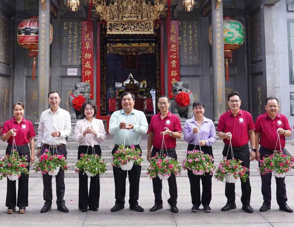 堤岸坊领导向义安会馆赠送各种绿色植物花篮。图：心雨