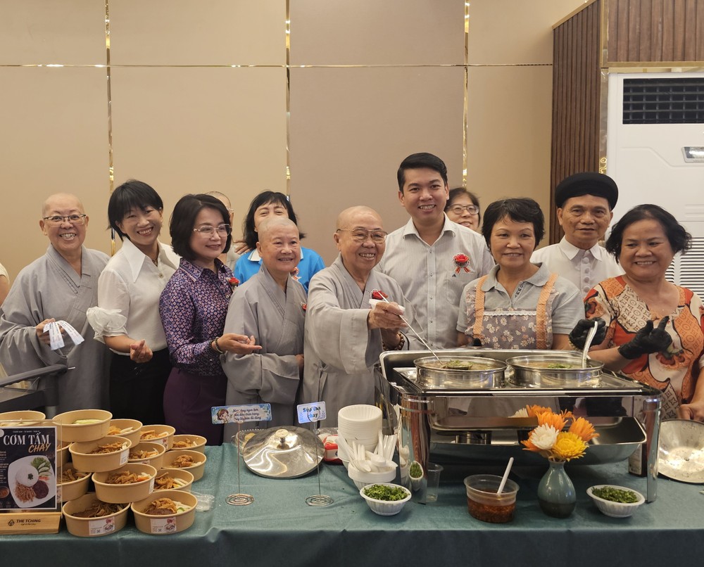 各华人单位积极响应堤岸坊素食慈善活动。图：心雨