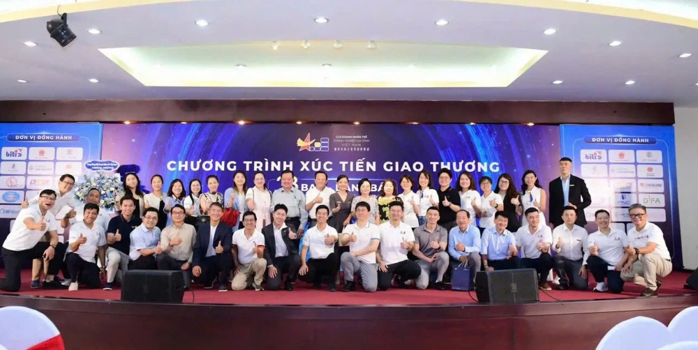越南家族企业青商俱乐部青商與各代表合影。图：心雨