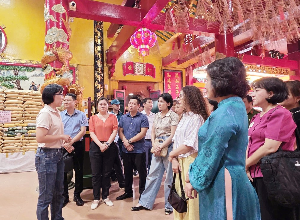 中央宣教部考察团参观温陵会馆。图：心雨