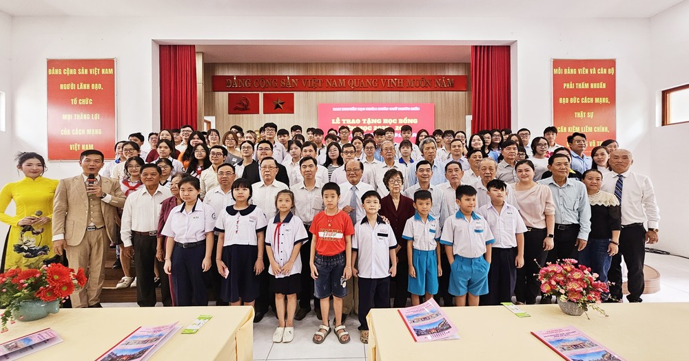 福建励学会举行年度福建优秀生奖助学金颁发仪式。图：心雨