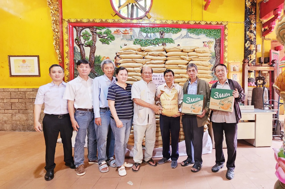 温陵会馆向各单位赠送盂兰节礼物。图：心雨