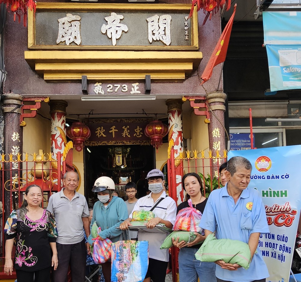 左闾关帝庙盂兰节济贫。图：心雨