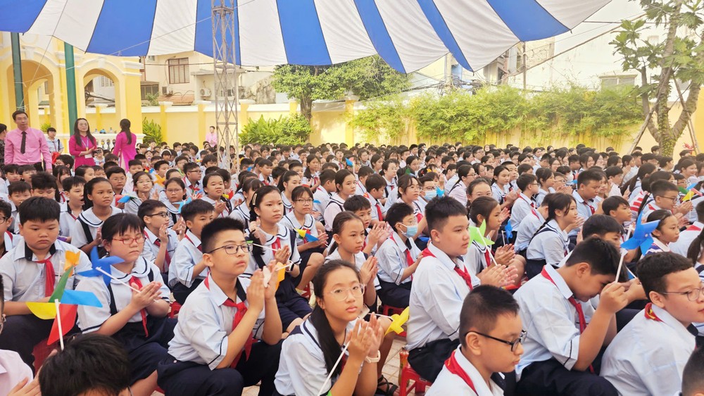 麦剑雄中学学生喜迎新学年。图：心雨