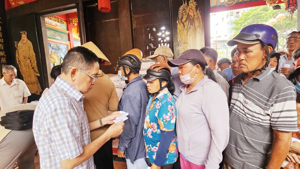 霞漳会馆派发盂兰节济品。图：心雨