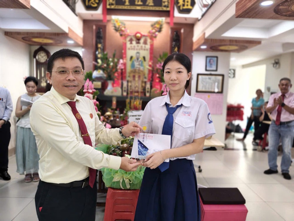 何俊昌会长颁赠奖学金给2025年度胡志明市华文科优秀生何美珊同学。图：心雨