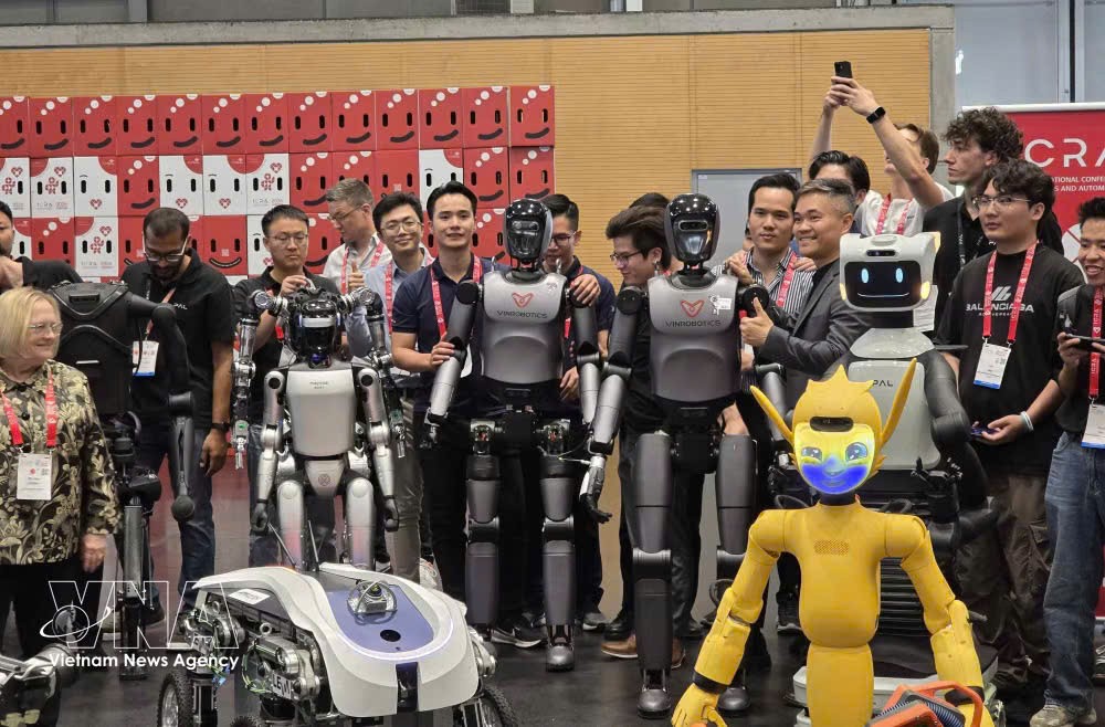 VinRobotics 公司的 VR-H3 机器人参加 ICRA 2026 机器人巡游活动。 图自越通社