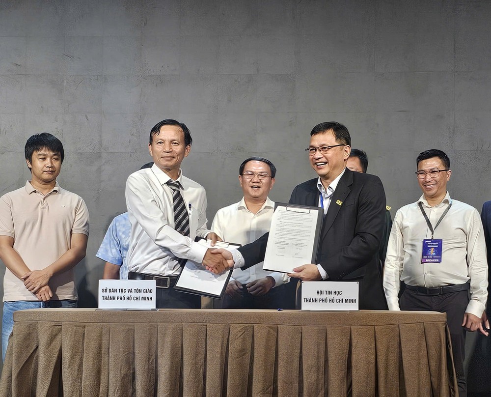 胡志明市民族与宗教厅与市信息学协会签署合作谅解备忘录（MOU）。图：心雨
