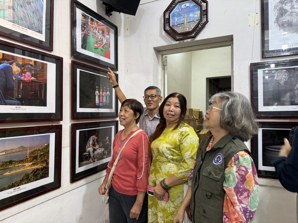 华人摄影家、华人艺人在观赏获展作品。图：心雨