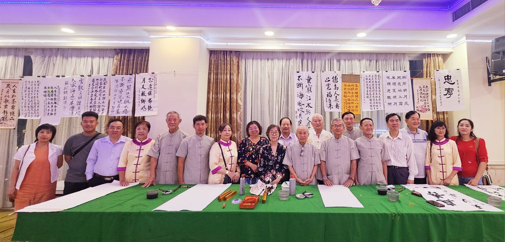 书法会敬老联欢暨书法交流聚会 。图：心雨