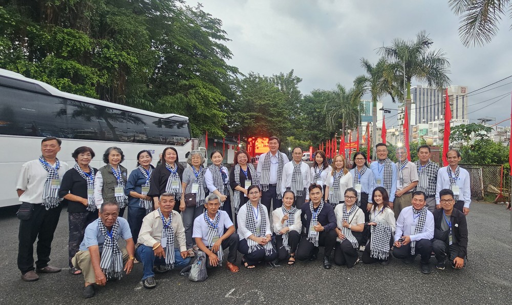胡志明市各民族文化艺术协会组织会员及优秀文艺工作者参加“感恩之夜”特别文艺节目。图：心雨