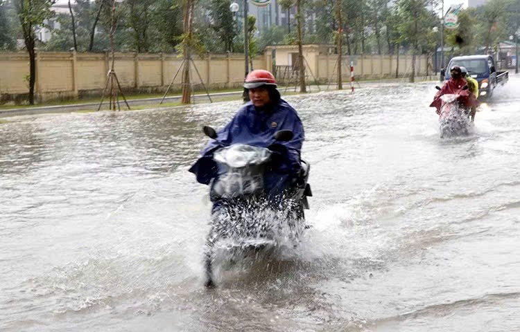 中部多个地方出现中雨、大雨，局部地区有暴雨。图：越通社