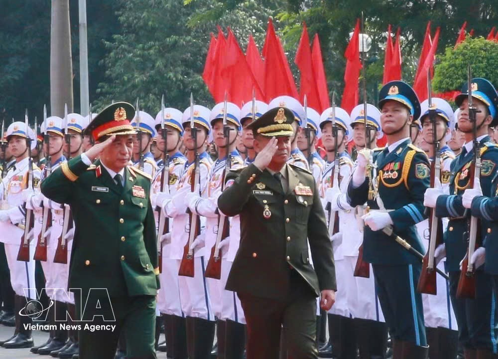 越南政府副总理、国防部长潘文江大将在河内主持仪式，欢迎柬埔寨副首相兼国防大臣迪西哈大将一行。图自越通社
