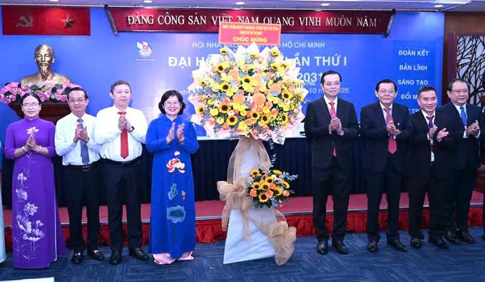 胡志明市委副书记文氏白雪与胡志明市领导代表市委、市人民议会、市人委会及市越南祖国阵线委员会向大会献花祝贺。图：文明