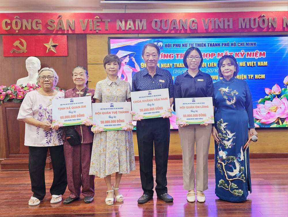 各华人会馆、单位向市慈善妇女会捐助“春之树”爱心活动。图：心雨