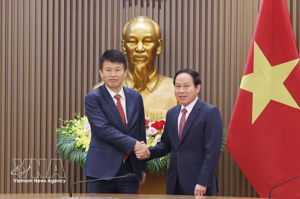 越南政府副总理黎进朱与香港大学（HKU）经济及工商管理学院院长蔡洪滨。图自越通社