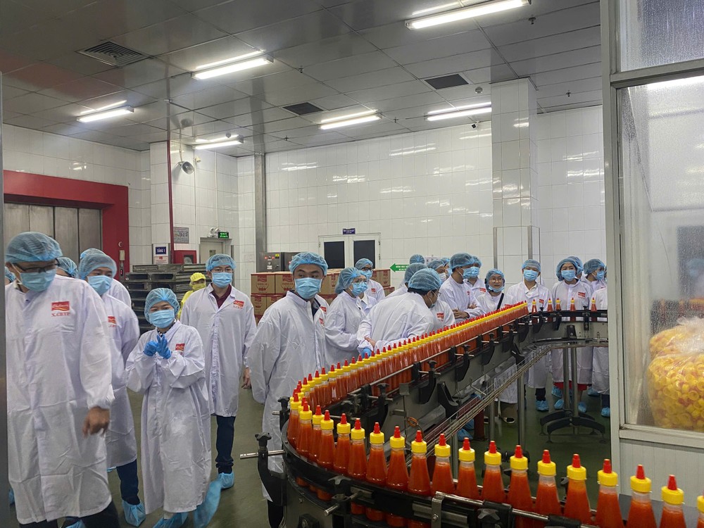 华企参观cholimex food 生产间。图：心雨