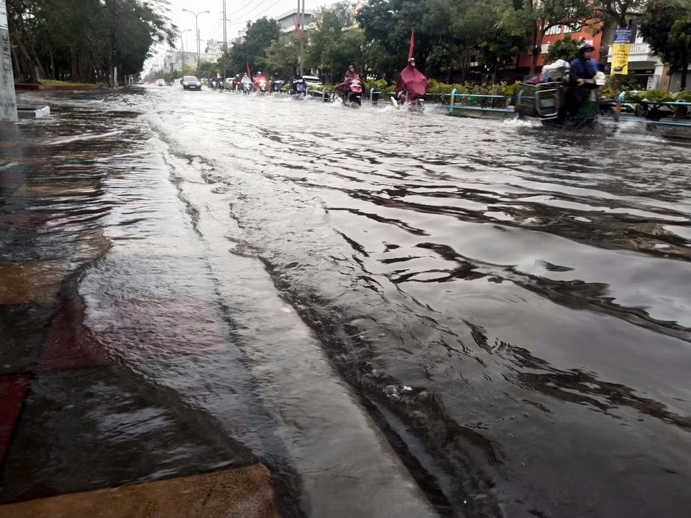 河靖省至岘港市各地持续出现强降雨，存在发生城市内涝、山洪及山体滑坡的风险。图：越通社