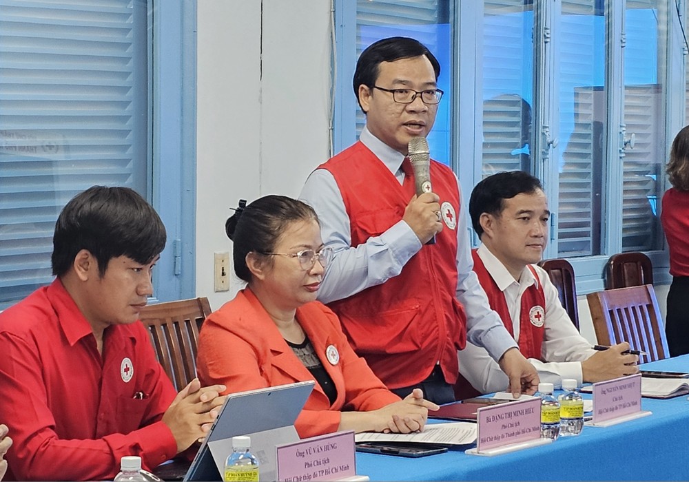 胡志明市红十字会主席阮明日介绍仁爱节活动。图：心雨