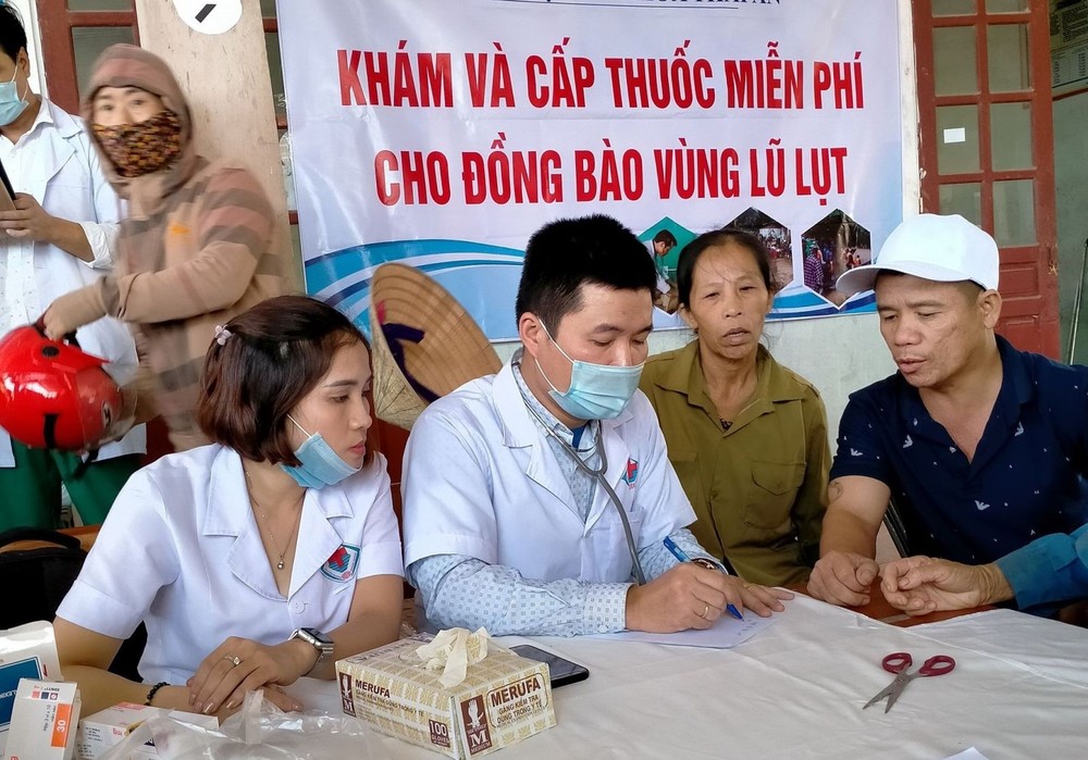 医务人员向民众发放药品。