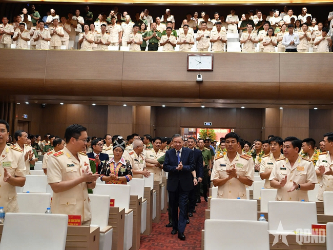 Screenshot 2025-08-04 at 14-41-28 Tổng Bí thư Tô Lâm gặp mặt các gương điển hình dự Đại hội Thi đua.png