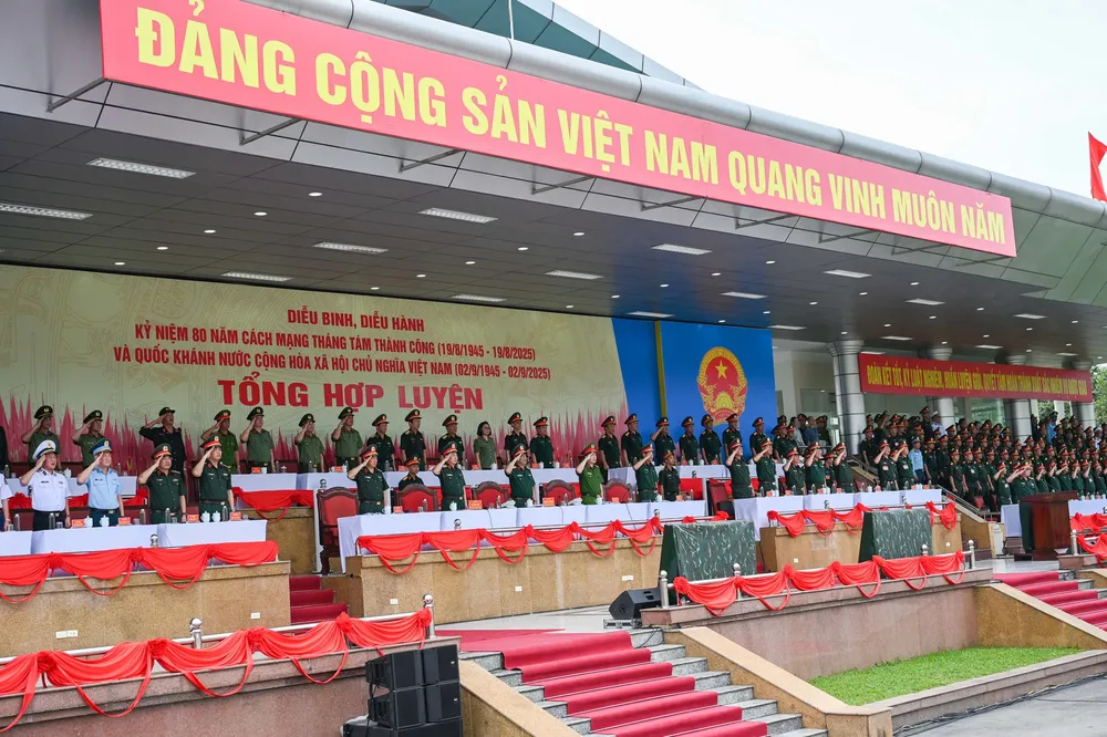 指挥台主持综合训练活动。