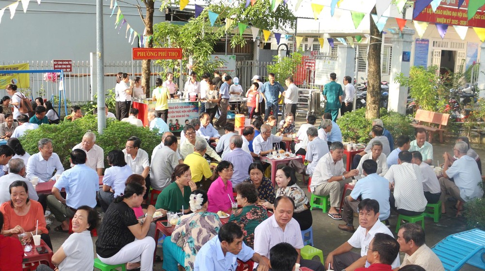 胡志明市土龙木坊领导与民众的咖啡晨聚。