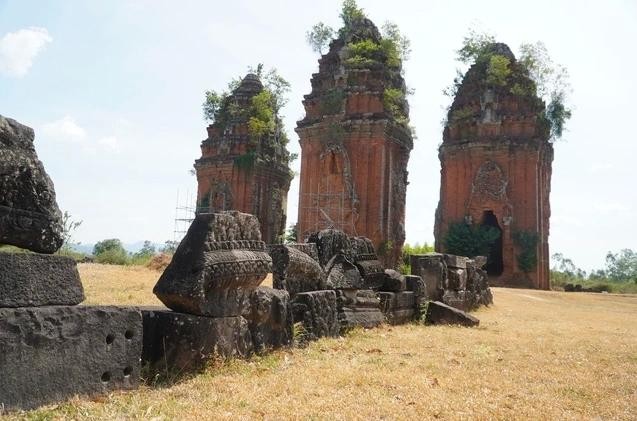 大量文物碎片散落于广阔区域，远超既有发掘范围。