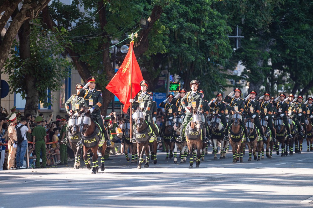越南人民公安的骑兵方阵。