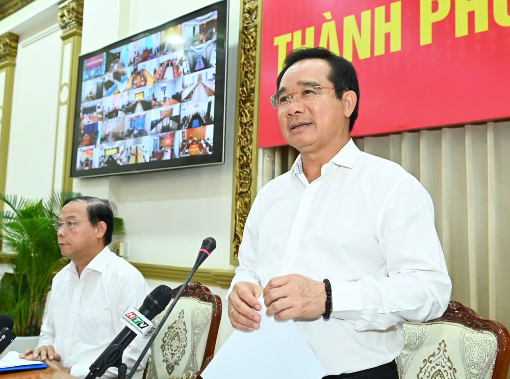 市人委会主席阮文得在会议上发表指导讲话。