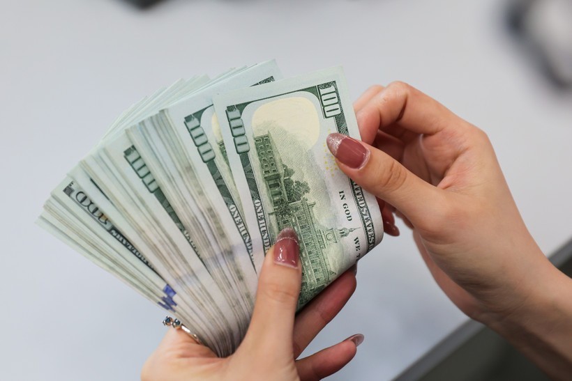 在金融中心产生的所有1000美元以上电子交易须上报。