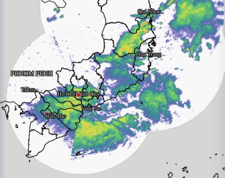 天气雷达影像显示，8月21日上午（拍摄时间为5时30分），胡志明市及南部地区聚集大量云团。