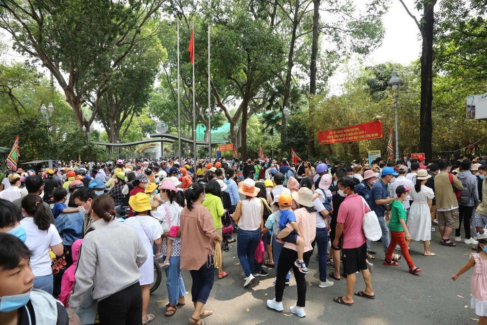 从清晨开始，西贡草禽园便迎来大量游客，热闹非凡，开启了“九•二”假期的首日游玩热潮。
