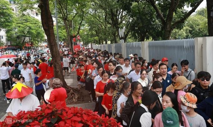 民众排队等候进入胡志明主席陵。 