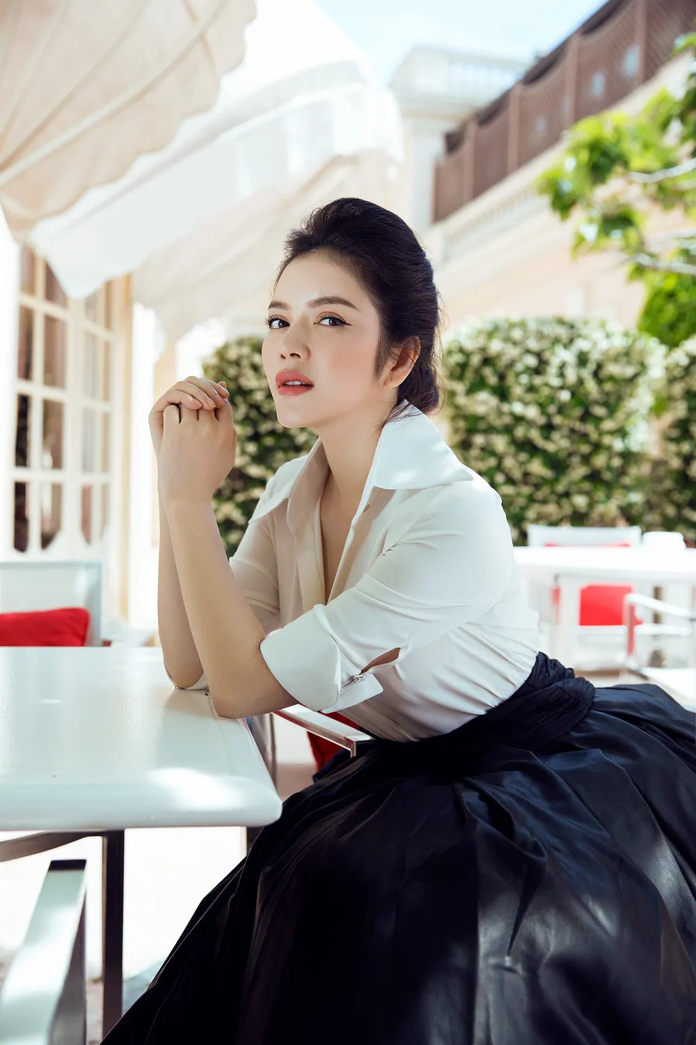 Diện trang phục thiết kế Việt, Lý Nhã Kỳ vẫn đẹp như một quý cô châu Âu  ảnh 2