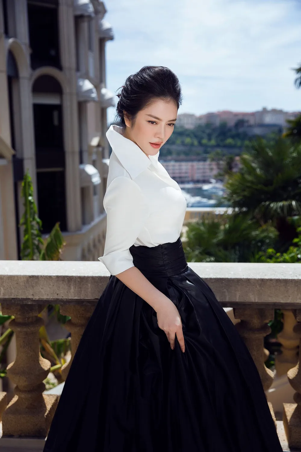 Diện trang phục thiết kế Việt, Lý Nhã Kỳ vẫn đẹp như một quý cô châu Âu  ảnh 1