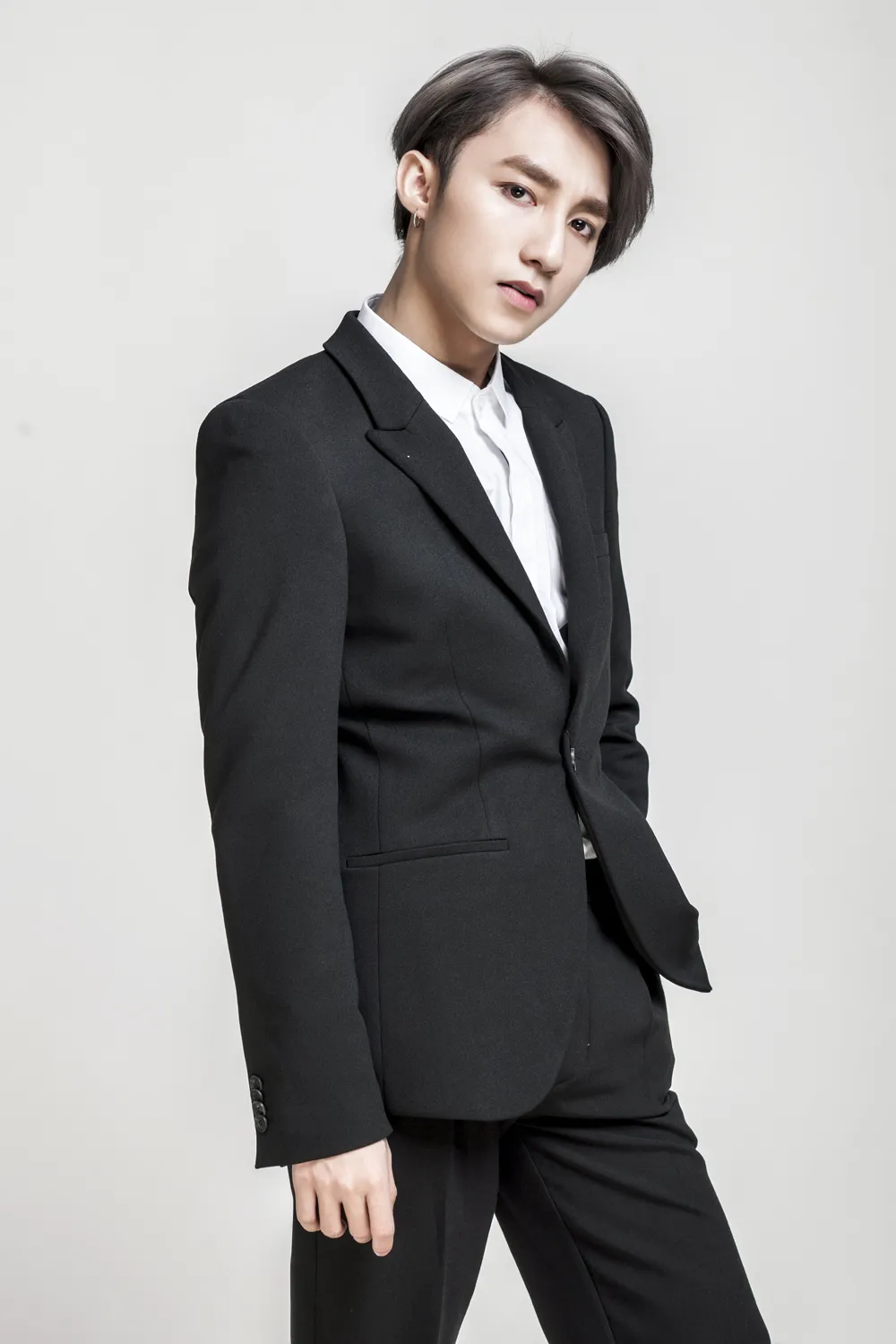 Sơn Tùng, Tóc Tiên hội ngộ Phạm Hương trong đêm bán kết Hoa hậu Hoàn vũ Việt Nam 2017 ảnh 1