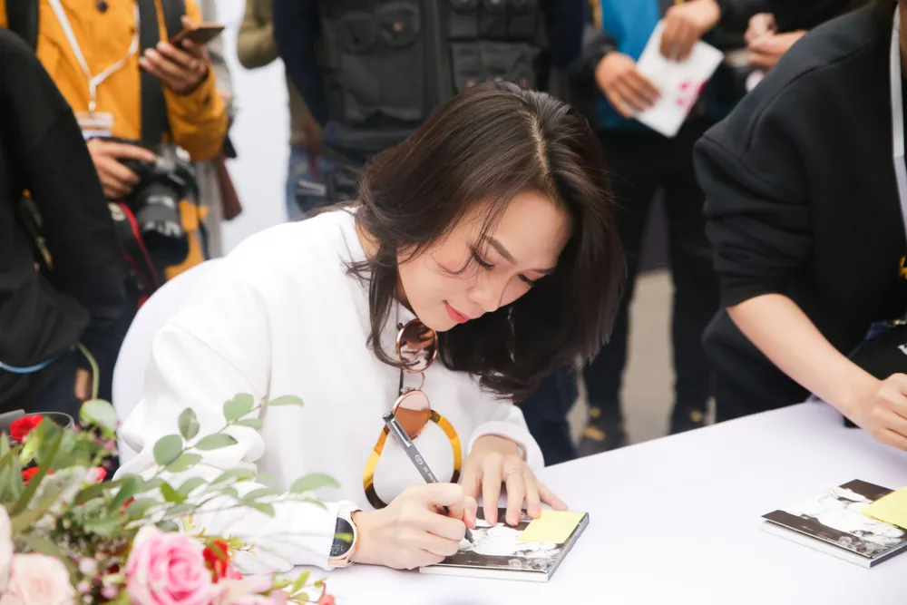 Hàng ngàn người đổ về phố đi bộ Hồ Gươm nghe Mỹ Tâm hát ảnh 4