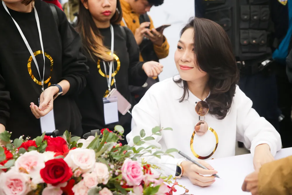 Hàng ngàn người đổ về phố đi bộ Hồ Gươm nghe Mỹ Tâm hát ảnh 5