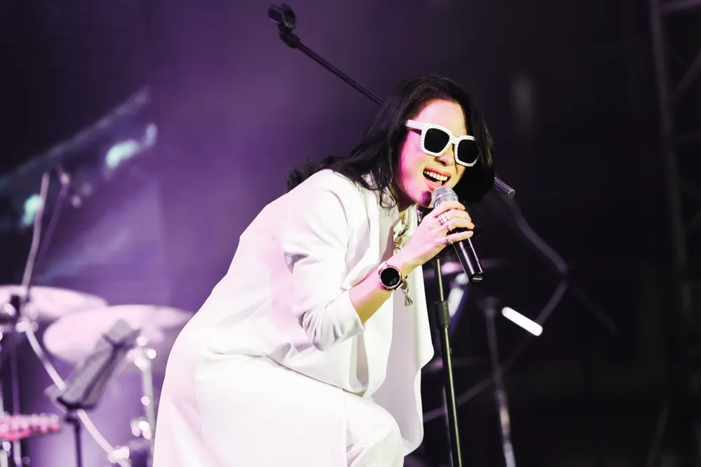 Hàng ngàn người đổ về phố đi bộ Hồ Gươm nghe Mỹ Tâm hát ảnh 3