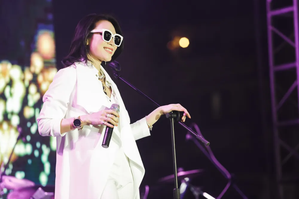 Hàng ngàn người đổ về phố đi bộ Hồ Gươm nghe Mỹ Tâm hát ảnh 6