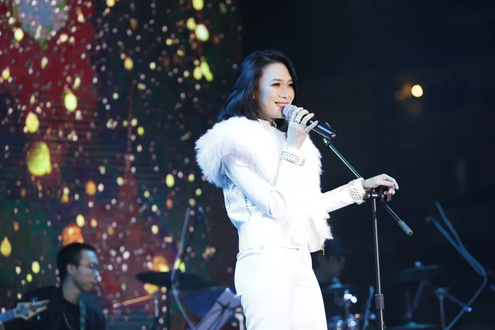 Hàng ngàn người đổ về phố đi bộ Hồ Gươm nghe Mỹ Tâm hát ảnh 7