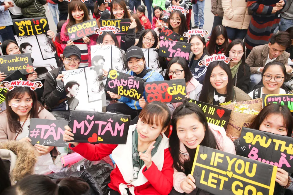 Hàng ngàn người đổ về phố đi bộ Hồ Gươm nghe Mỹ Tâm hát ảnh 2