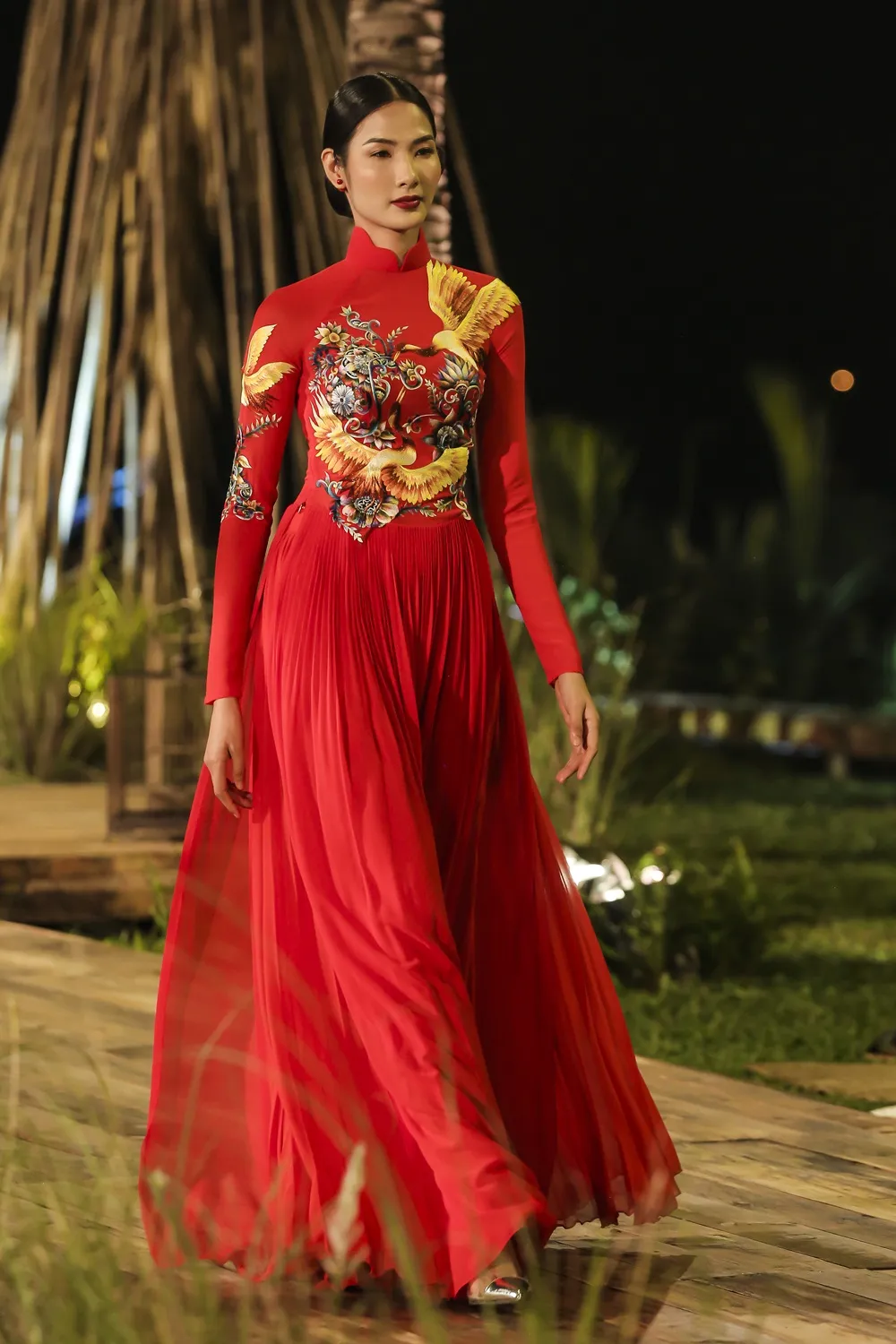 Trương Thị May hóa "cụ bà đẹp nhất thế giới" trong show diễn thời trang áo dài ảnh 3