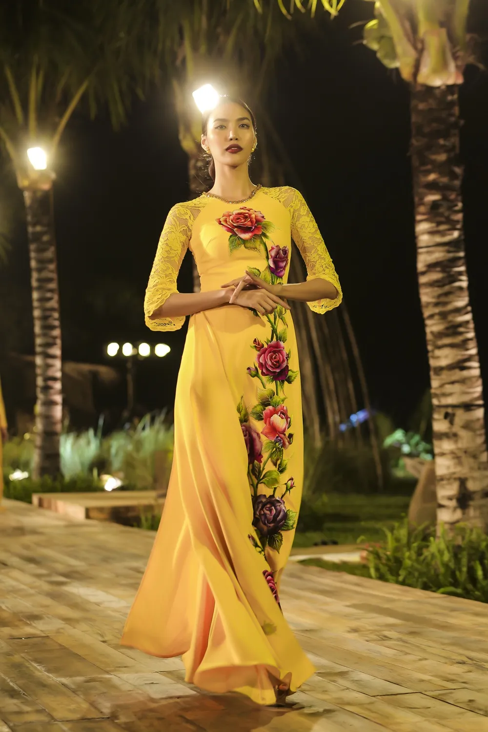 Trương Thị May hóa "cụ bà đẹp nhất thế giới" trong show diễn thời trang áo dài ảnh 4