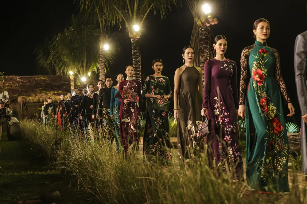 Trương Thị May hóa "cụ bà đẹp nhất thế giới" trong show diễn thời trang áo dài ảnh 7