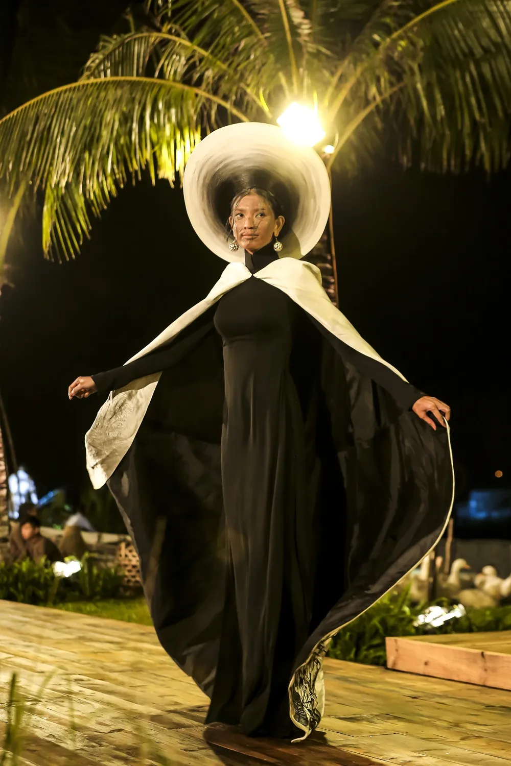 Trương Thị May hóa "cụ bà đẹp nhất thế giới" trong show diễn thời trang áo dài ảnh 1